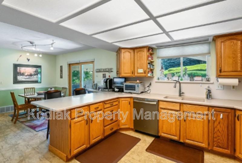1051 E Ave - Photo 2 of 10