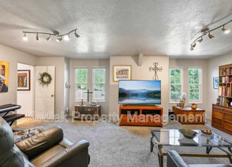1051 E Ave - Photo 4 of 10