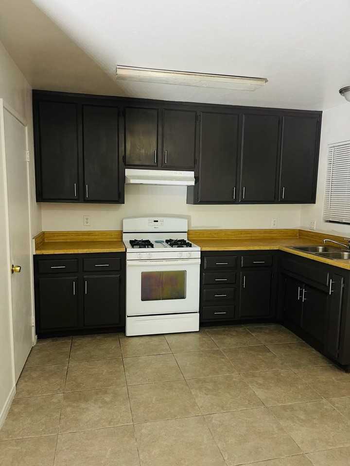 15991 N Culver Rd - Photo 3 of 42