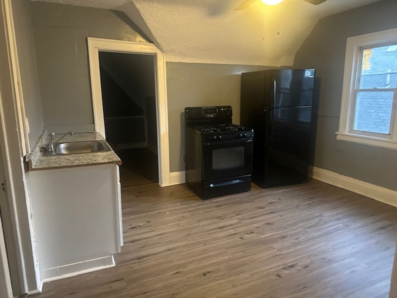 Nice Cossey third floor unit - Photo 5 of 5