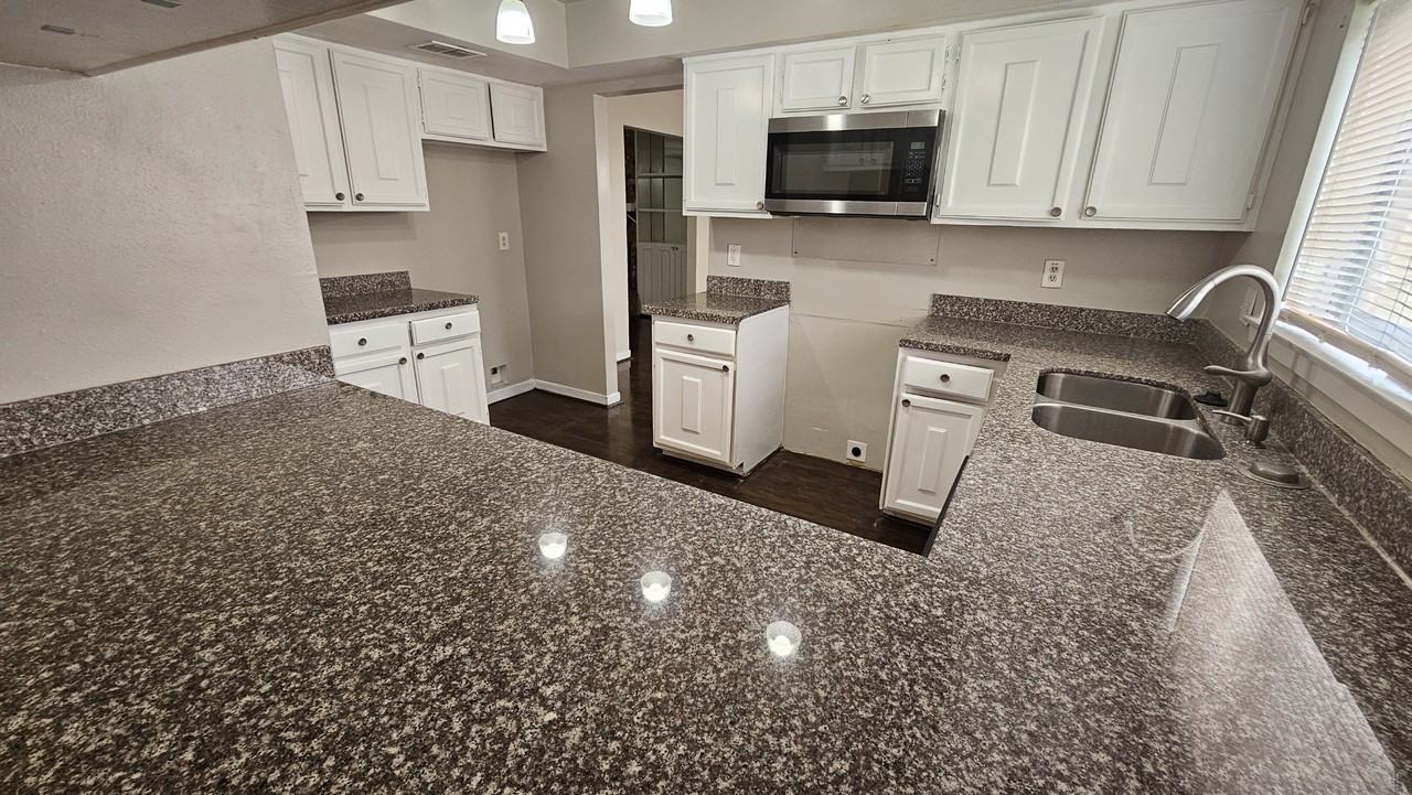 18015 Autumn Hills Dr - Photo 4 of 12