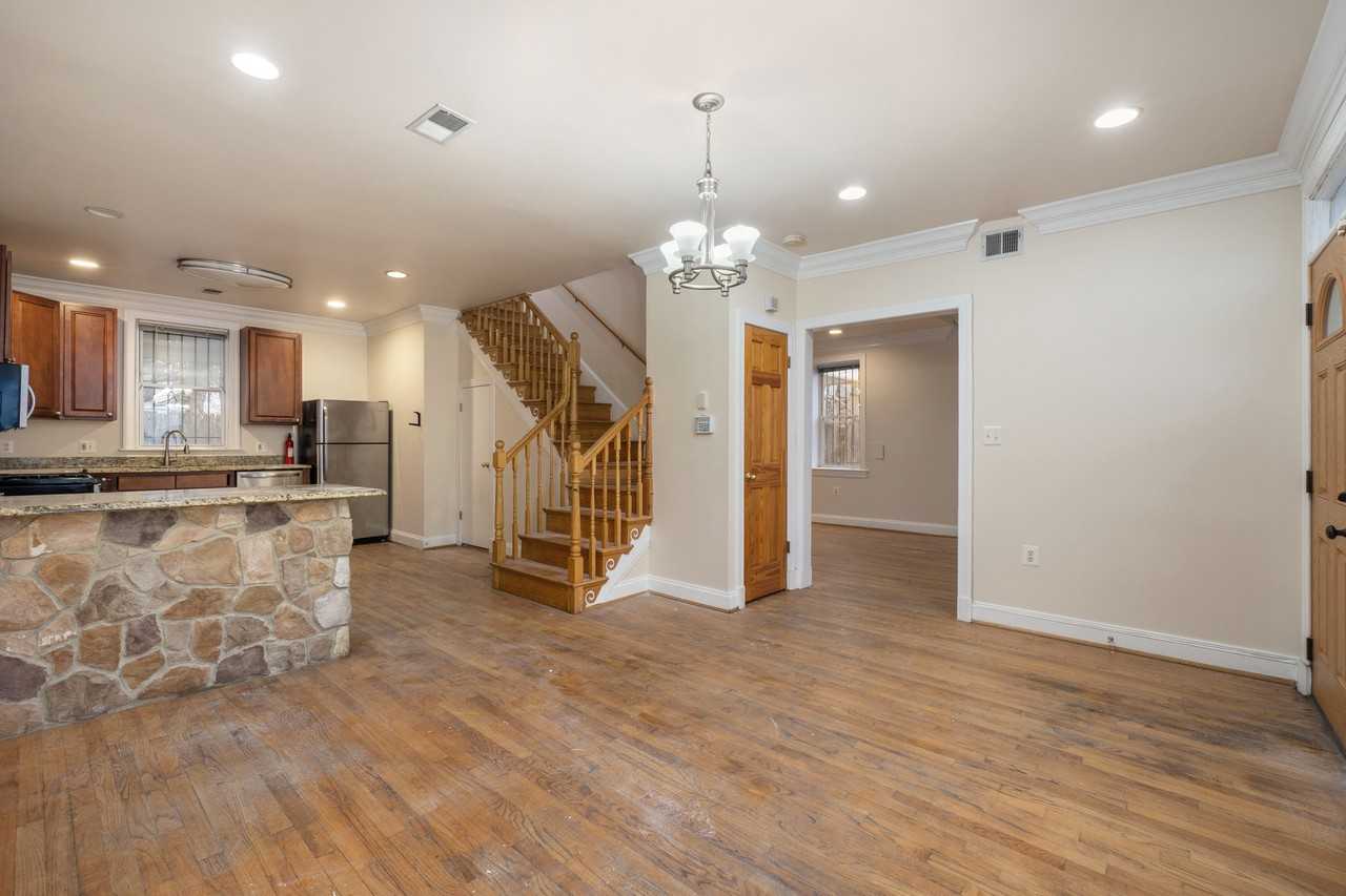 1809 Kendall St Ne - Photo 2 of 33