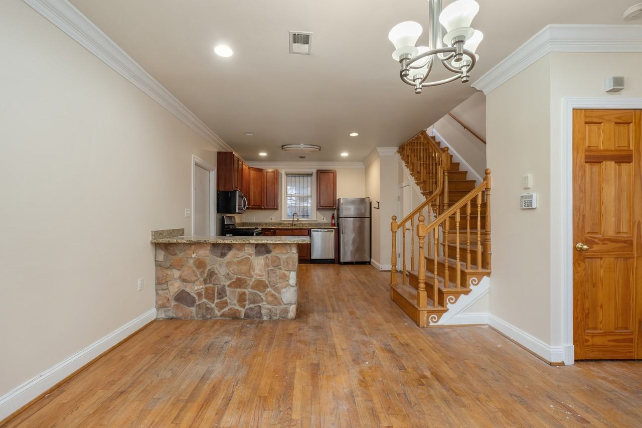1809 Kendall St Ne - Photo 3 of 33