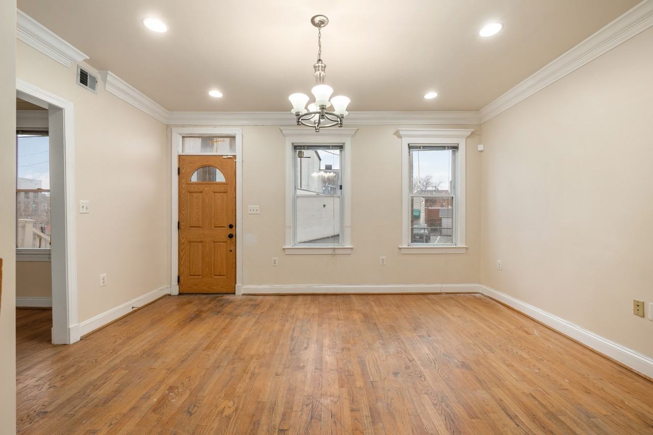 1809 Kendall St Ne - Photo 5 of 33