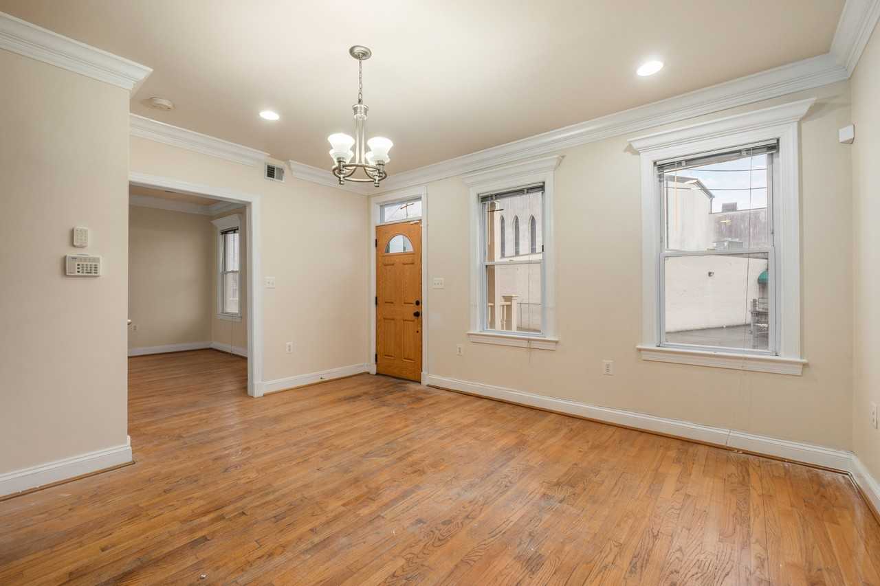 1809 Kendall St Ne - Photo 6 of 33