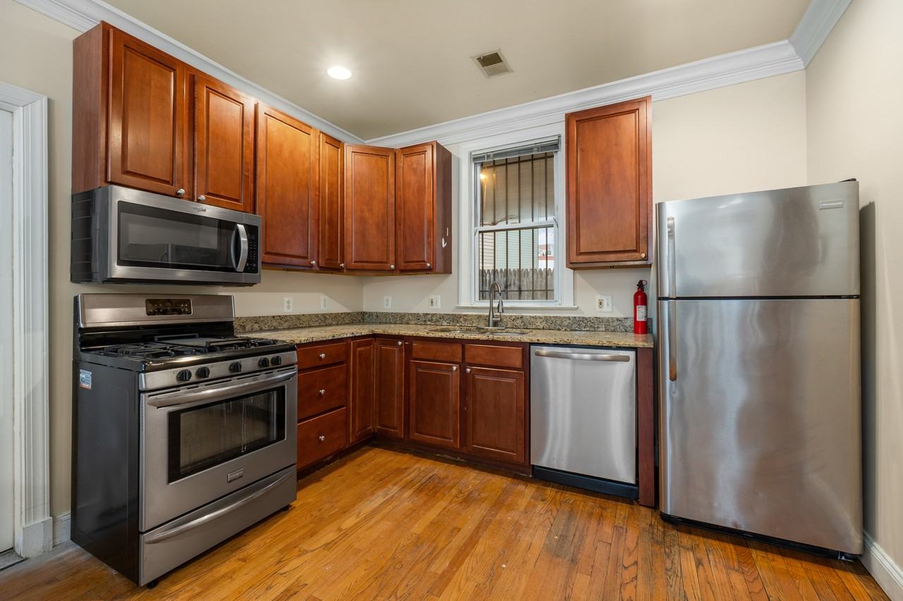 1809 Kendall St Ne - Photo 7 of 33