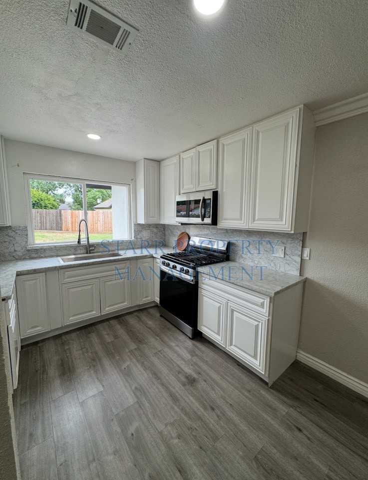 8110 Rouen Ct - Photo 3 of 22
