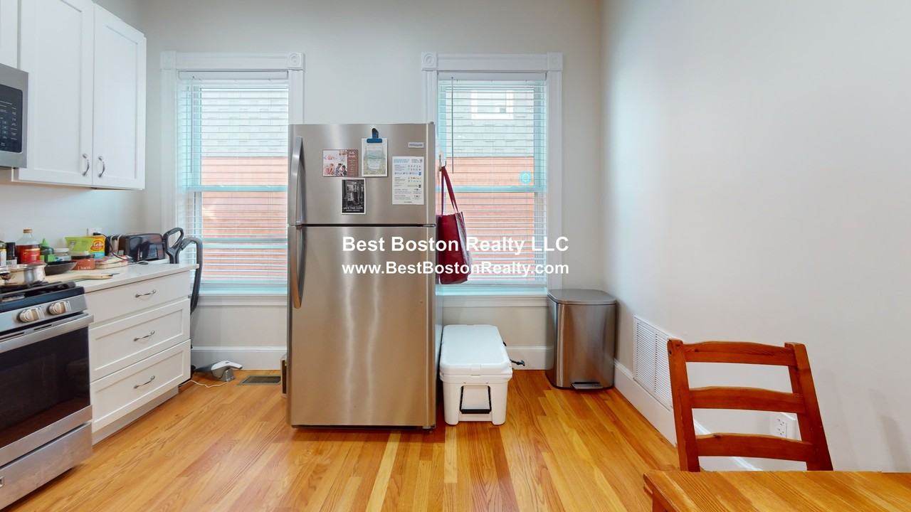 321 Hurley St #1 - Photo 3 of 9