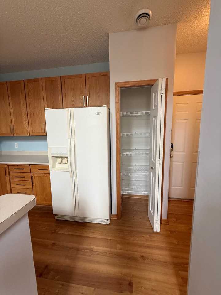 1193 Hillvale Ave N - Photo 4 of 18