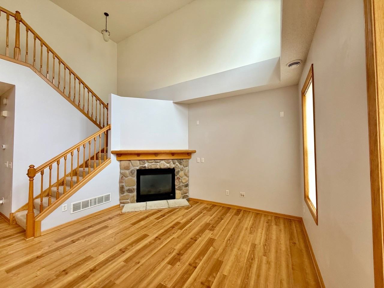 1193 Hillvale Ave N - Photo 5 of 18