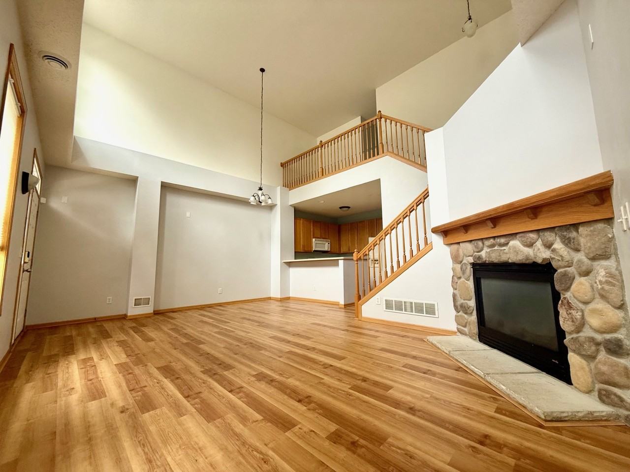 1193 Hillvale Ave N - Photo 6 of 18