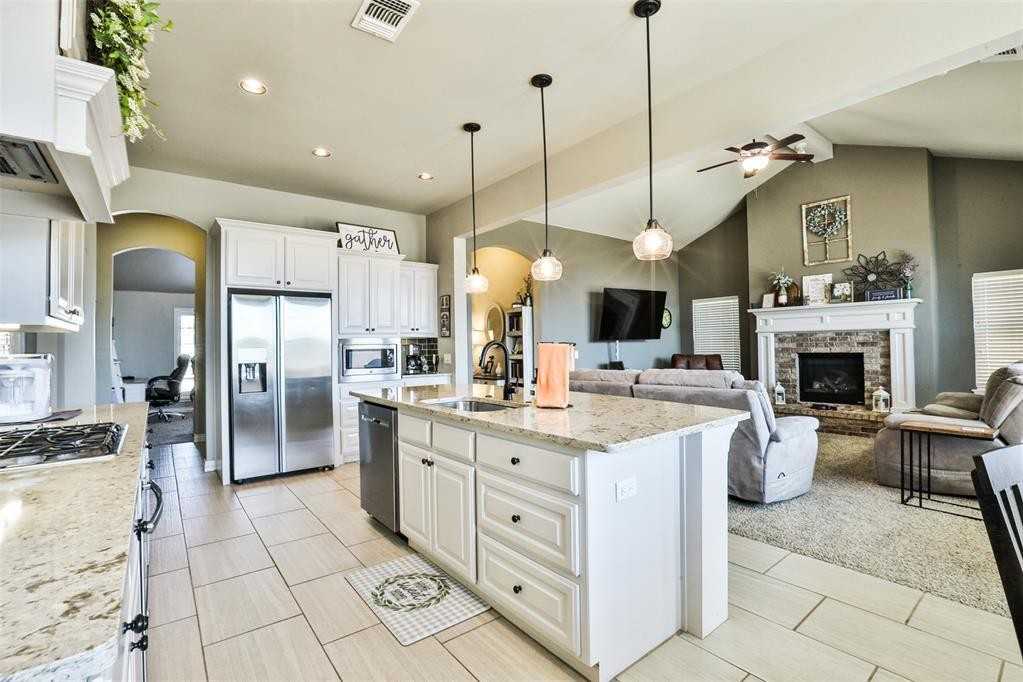 2412 Sw 136th St - Photo 4 of 11