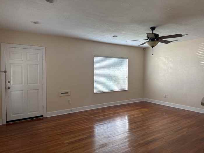 815 W Plymouth St - Photo 5 of 22