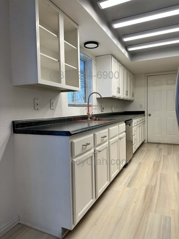 453 Skyline Dr - Photo 3 of 21