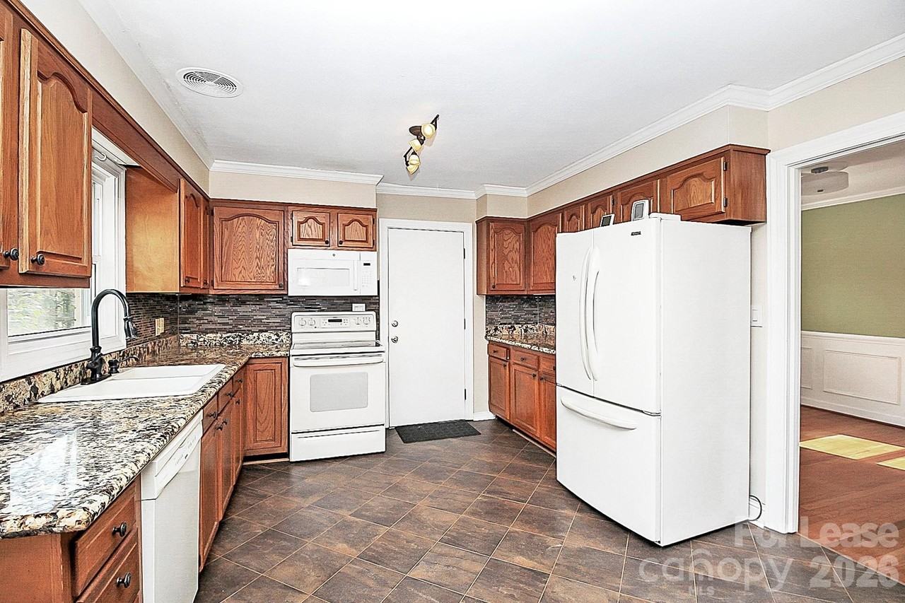 121 Marshdale Ave Sw - Photo 7 of 28