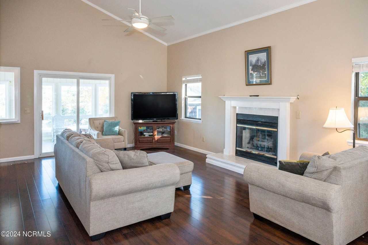 3006 E Yacht Dr - Photo 3 of 37