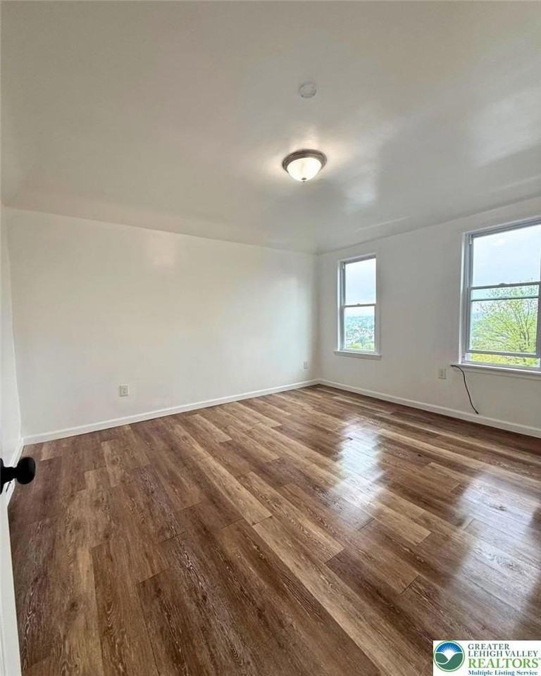 406 W 9th St - Photo 2 of 13