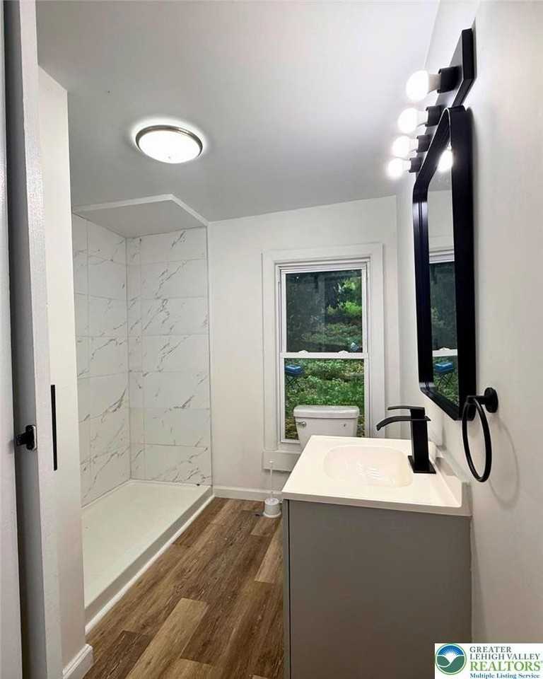 406 W 9th St - Photo 3 of 13