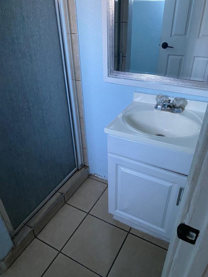1031 Kenwood Ave #1031 - Photo 4 of 7