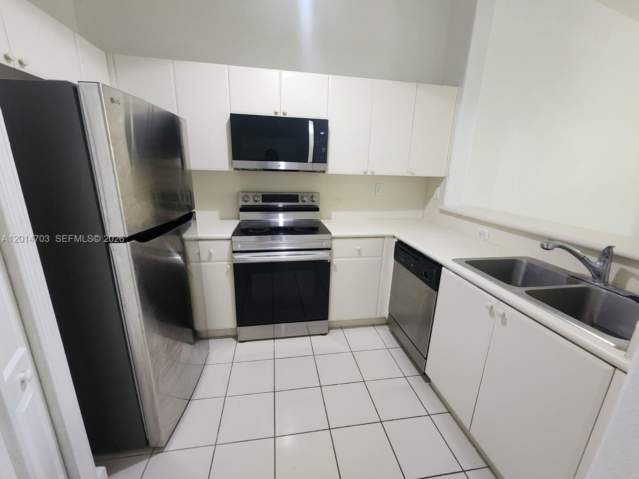 1539 Se 27th St #201 - Photo 2 of 16