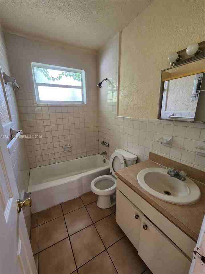 836 Nw 2nd Ave #1 - Photo 4 of 9