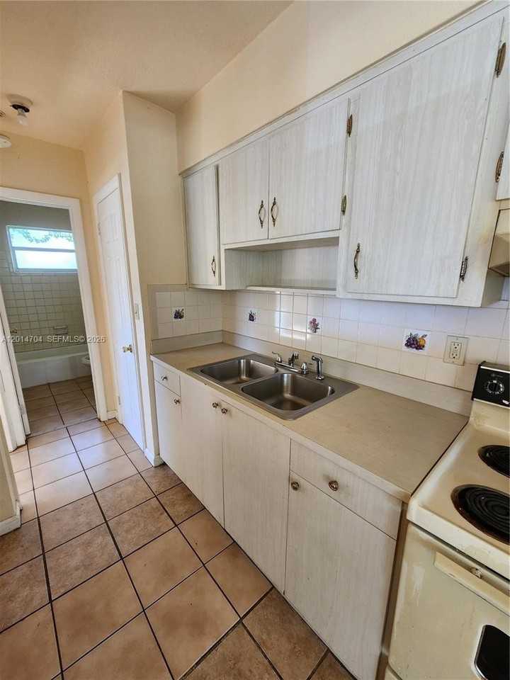 836 Nw 2nd Ave #1 - Photo 7 of 9