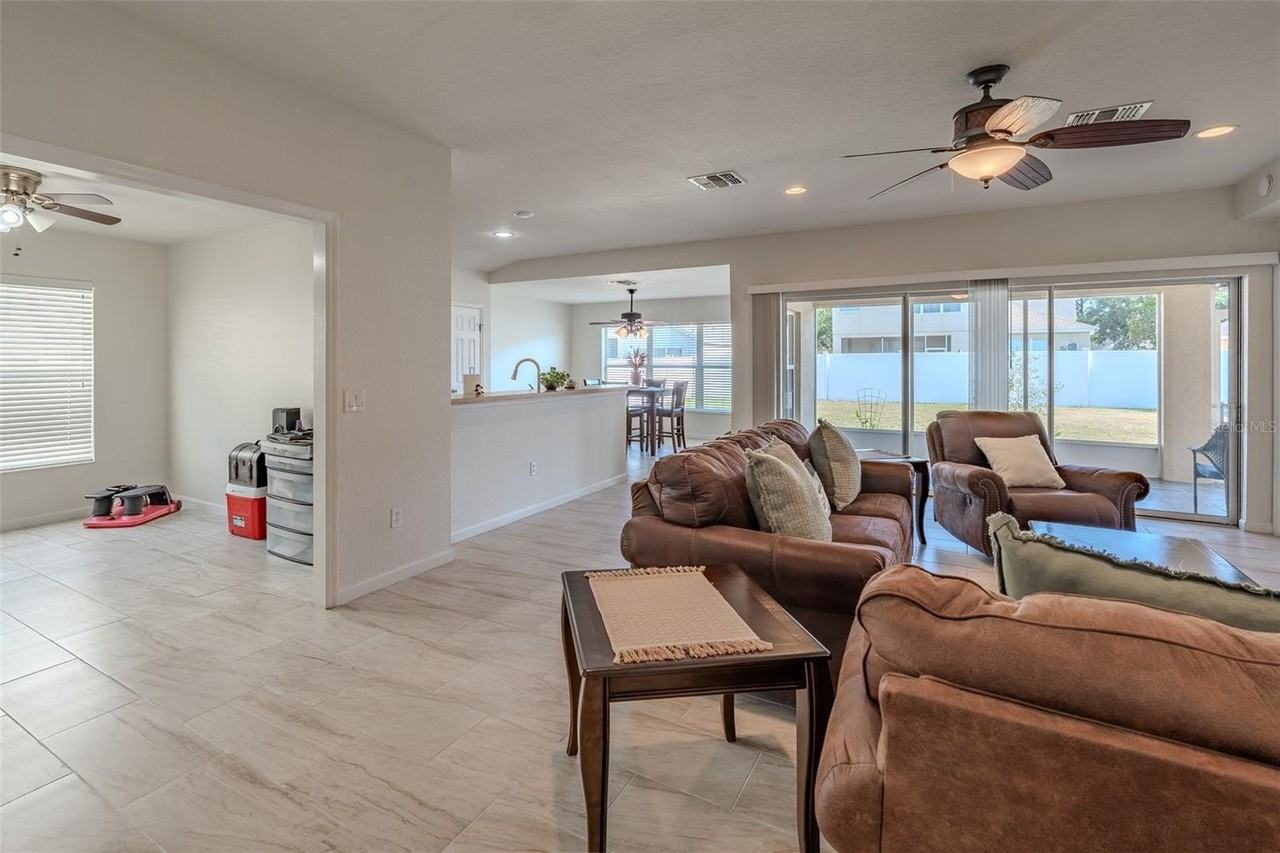 5561 Sw 40th St - Photo 4 of 47