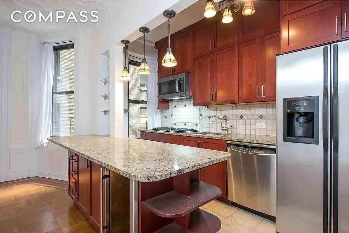 200 W 54th St #6C - Photo 3 of 5