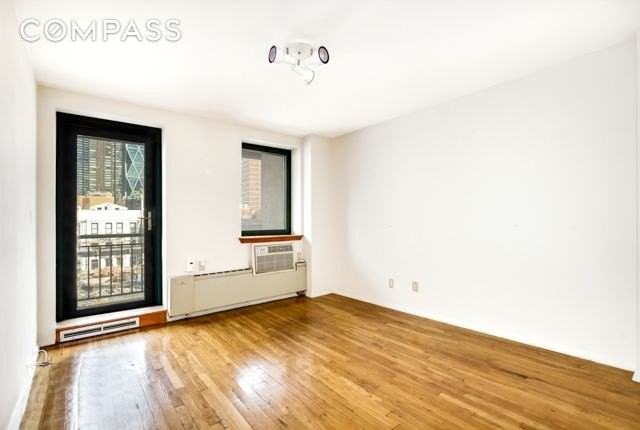 325 W 51st St #5B - Photo 3 of 7