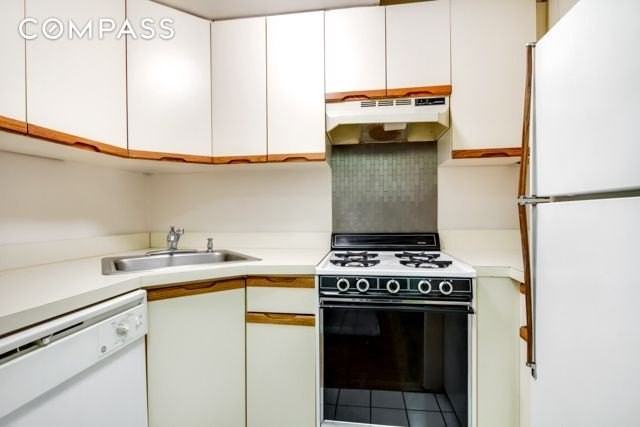 325 W 51st St #5B - Photo 4 of 7