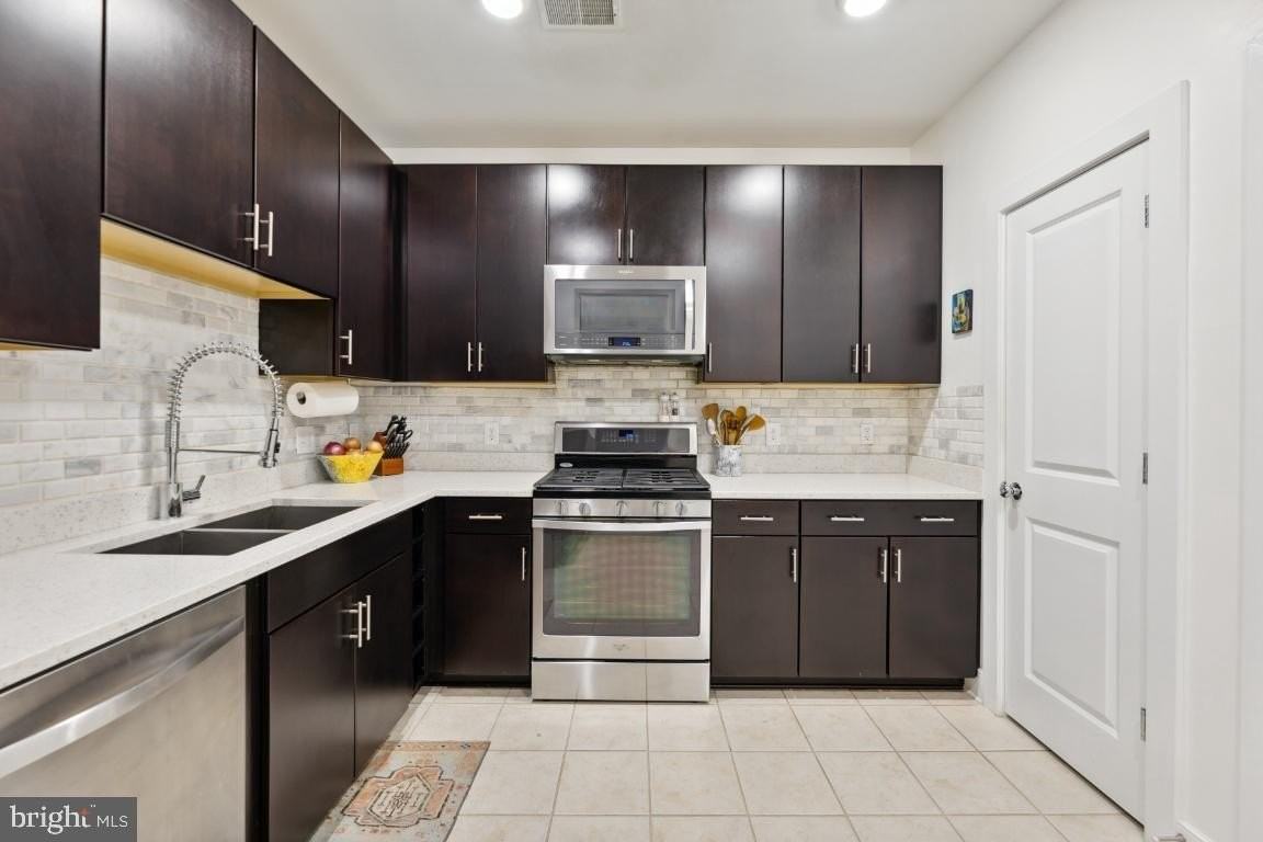 9521 Bastille St #203 - Photo 4 of 15