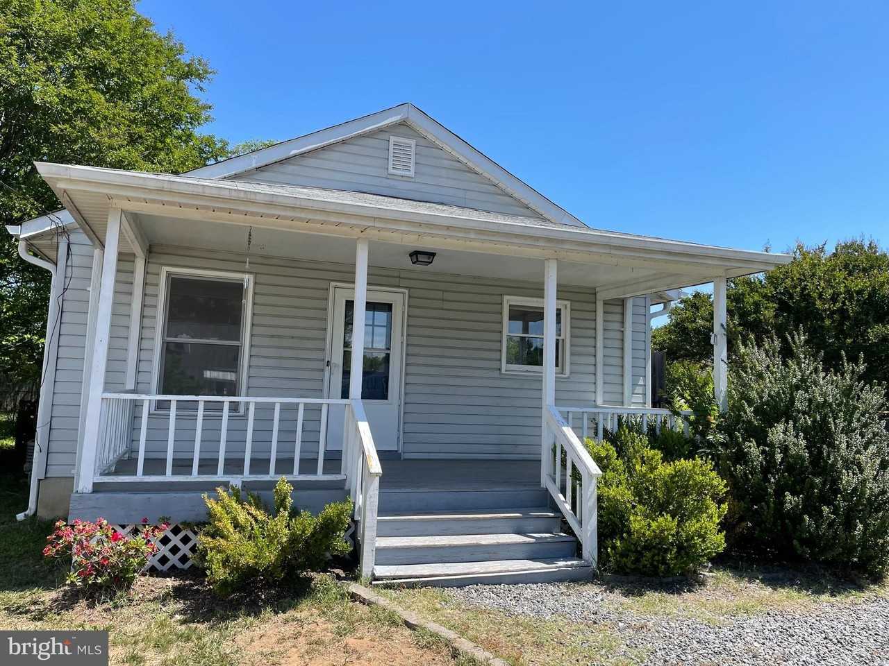 209 E Chatham St - Photo 2 of 11