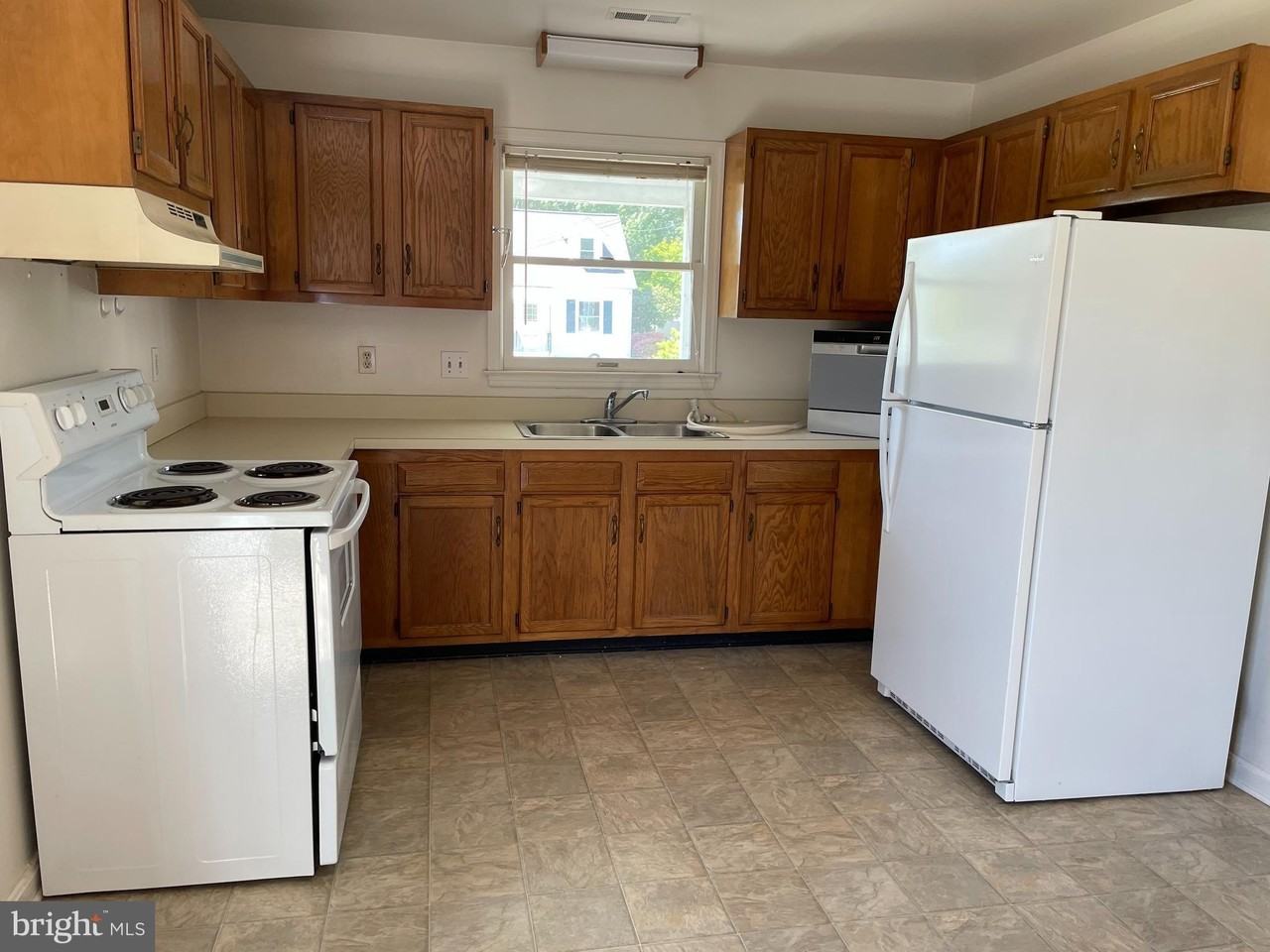 209 E Chatham St - Photo 4 of 11