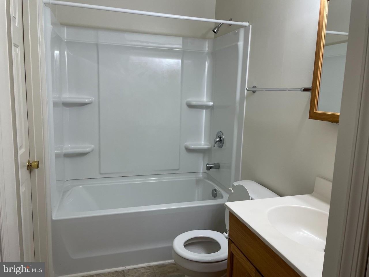 209 E Chatham St - Photo 7 of 11