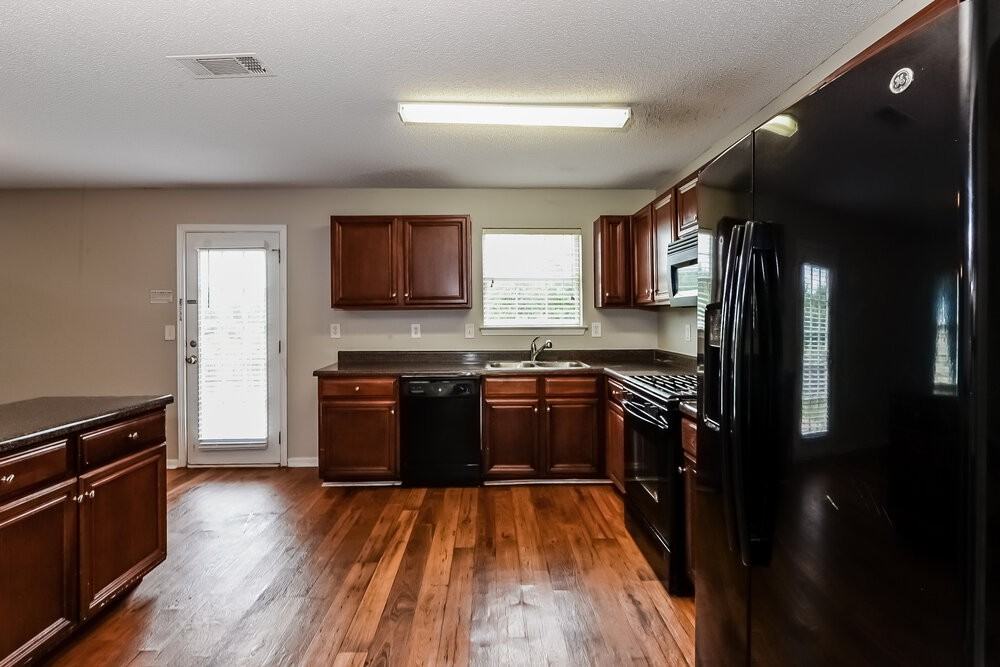 3711 Arminto Dr - Photo 5 of 17