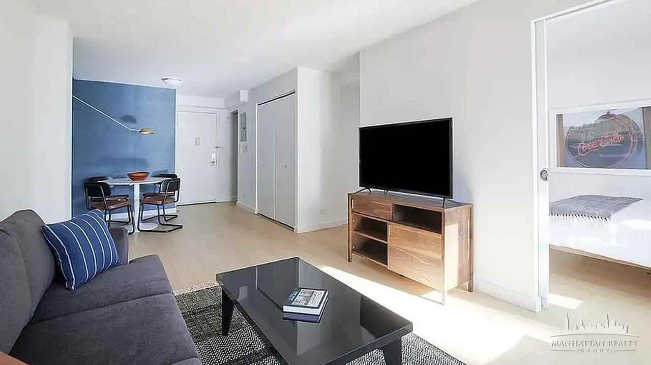 E 39th St #17F - Photo 2 of 4