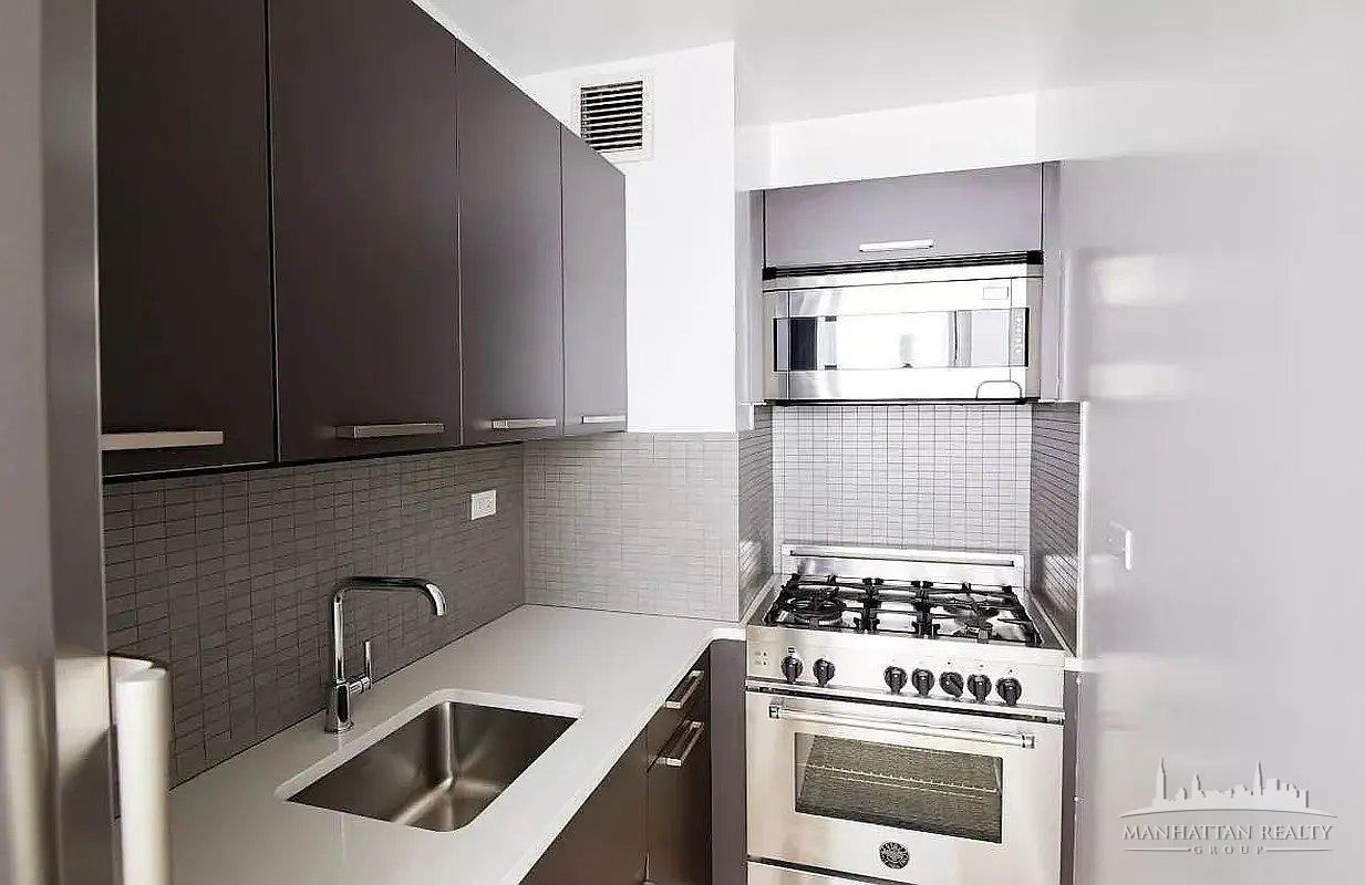 E 39th St #17F - Photo 3 of 4