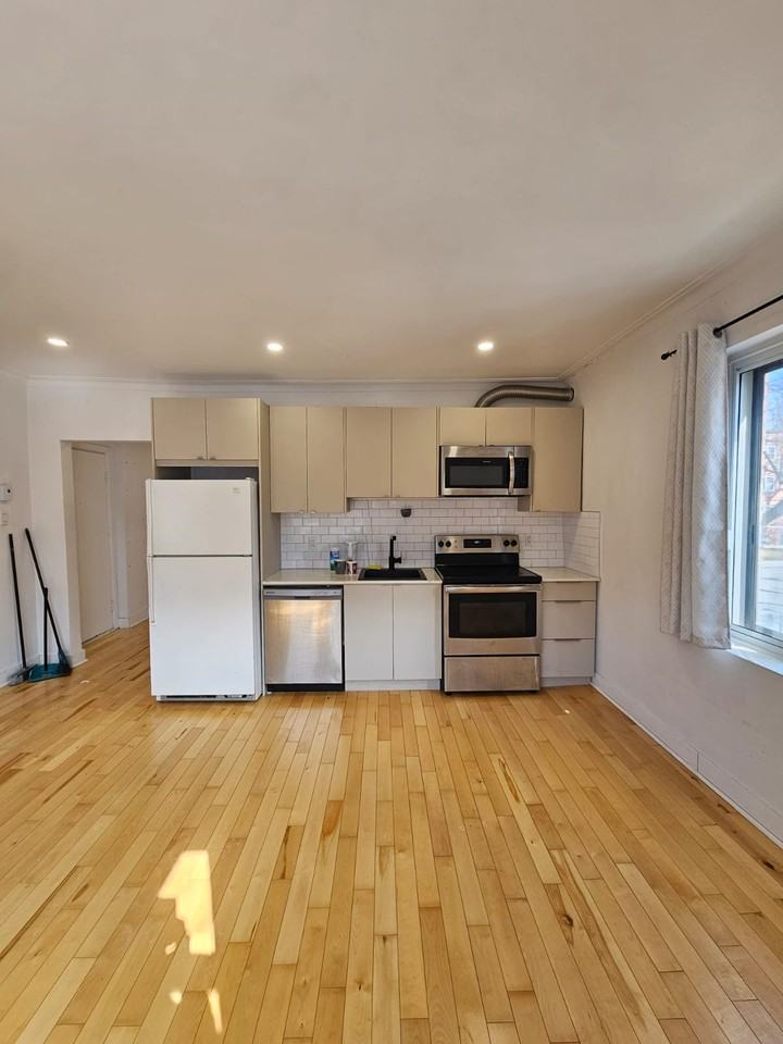 4901 Boulevard Édouard-Montpetit #3 - Photo 2 of 10