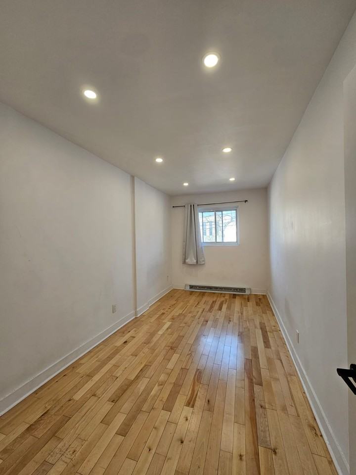4901 Boulevard Édouard-Montpetit #3 - Photo 3 of 10