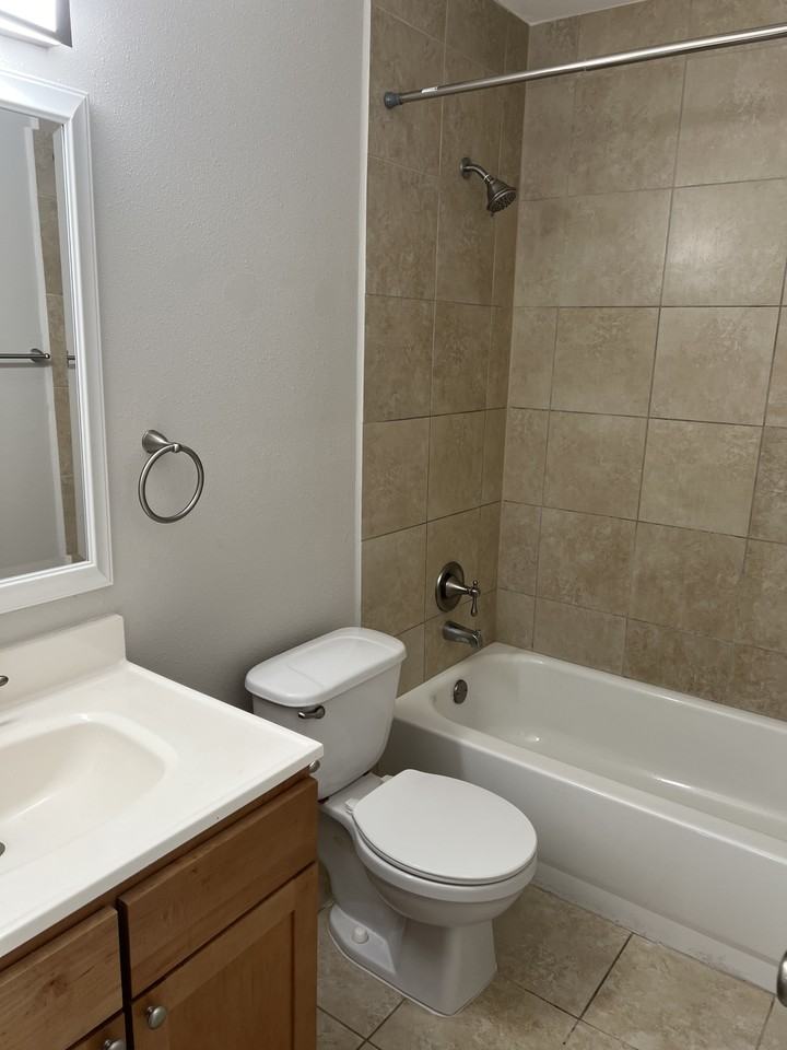 1110 Ne 16th Pl #2 - Photo 5 of 8