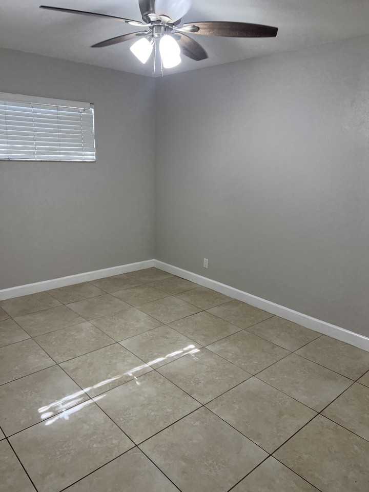 1110 Ne 16th Pl #2 - Photo 3 of 8