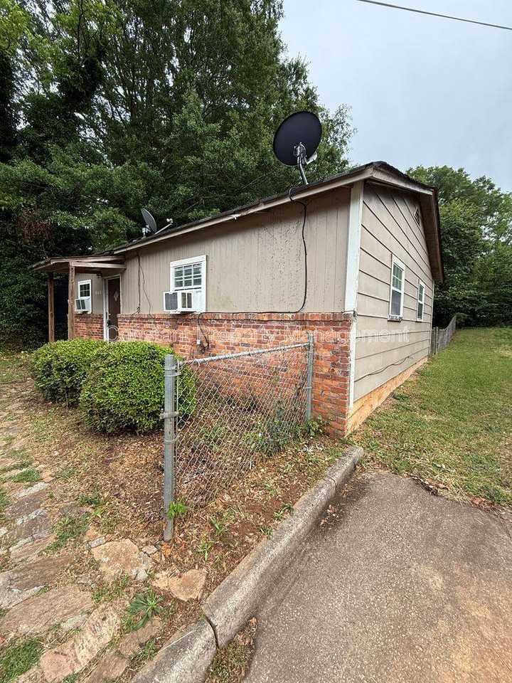 1110 Dewey St - Photo 2 of 10