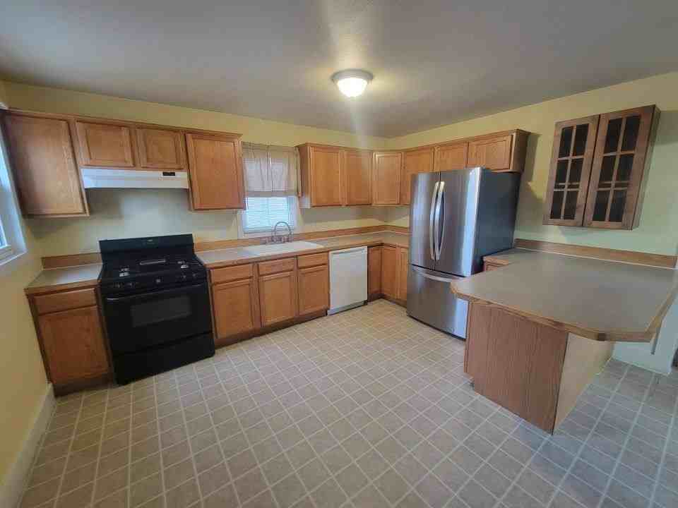 1071 Lincoln Ln - Photo 3 of 10