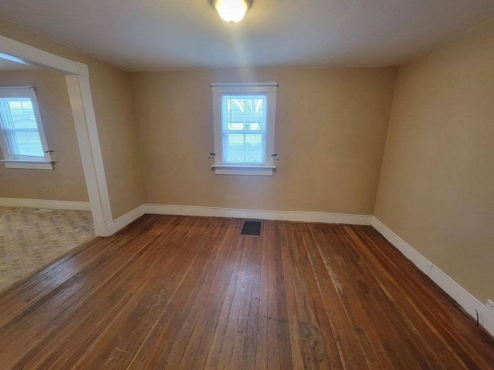 1071 Lincoln Ln - Photo 4 of 10