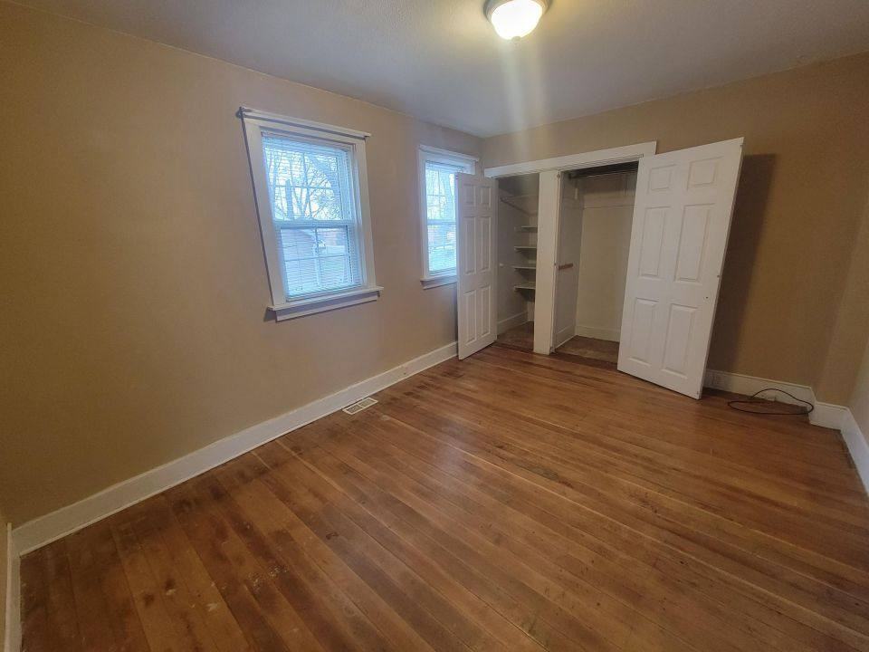 1071 Lincoln Ln - Photo 5 of 10