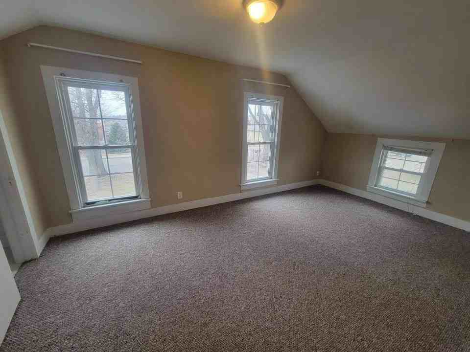 1071 Lincoln Ln - Photo 6 of 10
