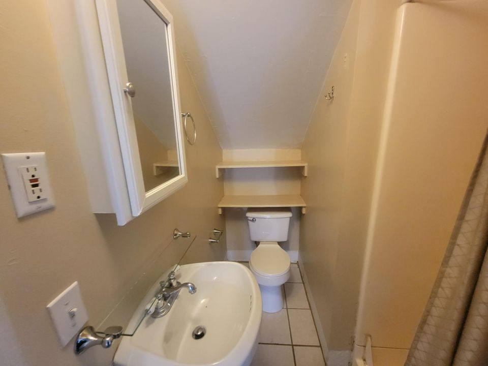 1071 Lincoln Ln - Photo 7 of 10