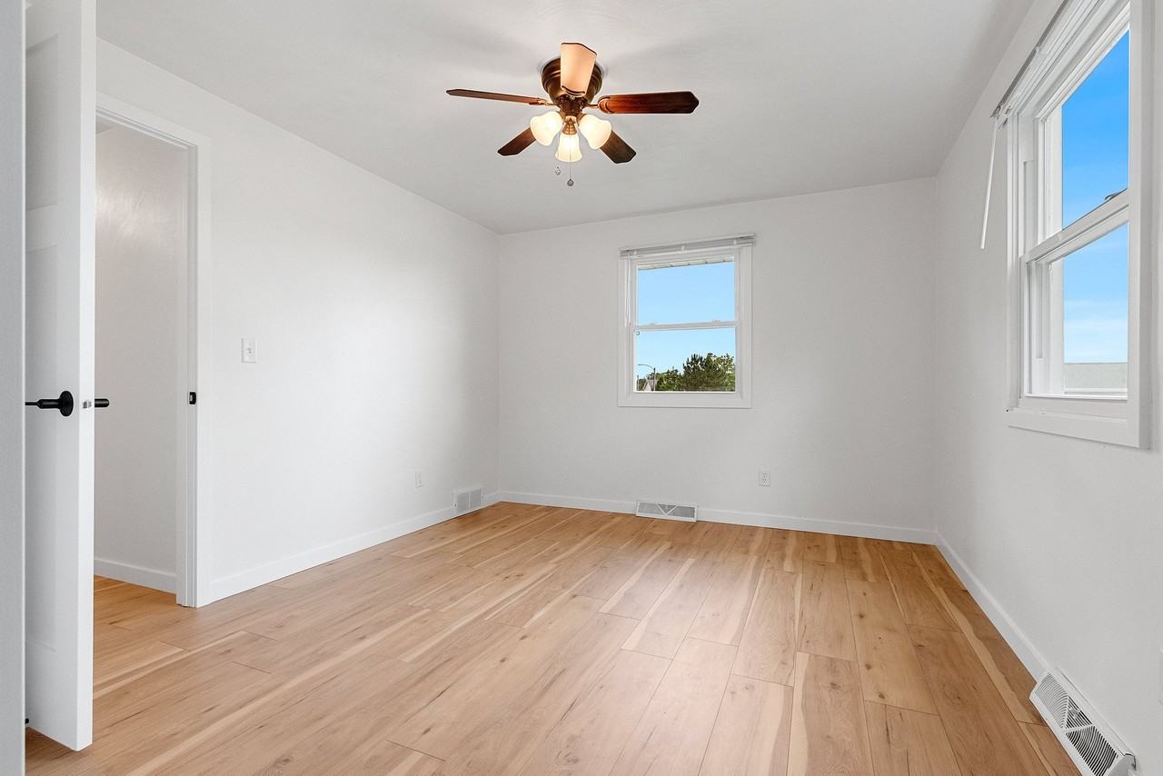 1004 S Erie St - Photo 6 of 19