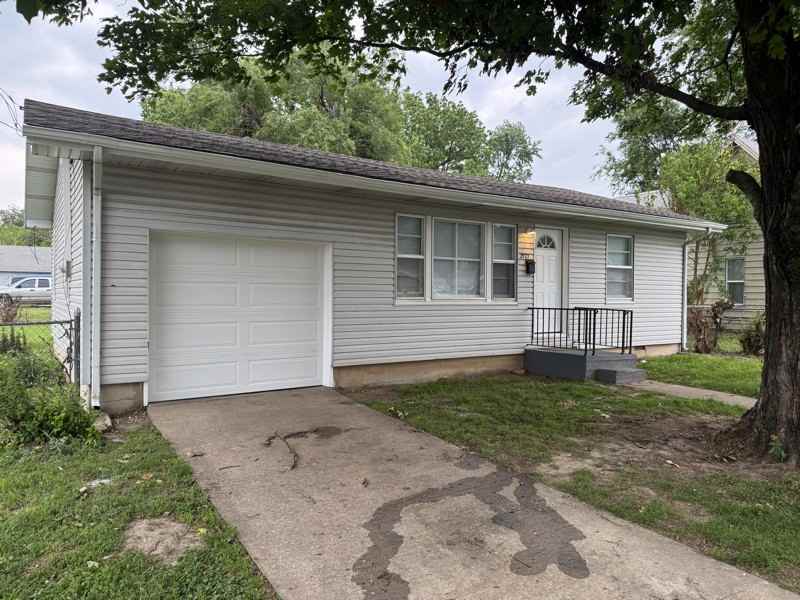 2427 W Olive St - Photo 2 of 18