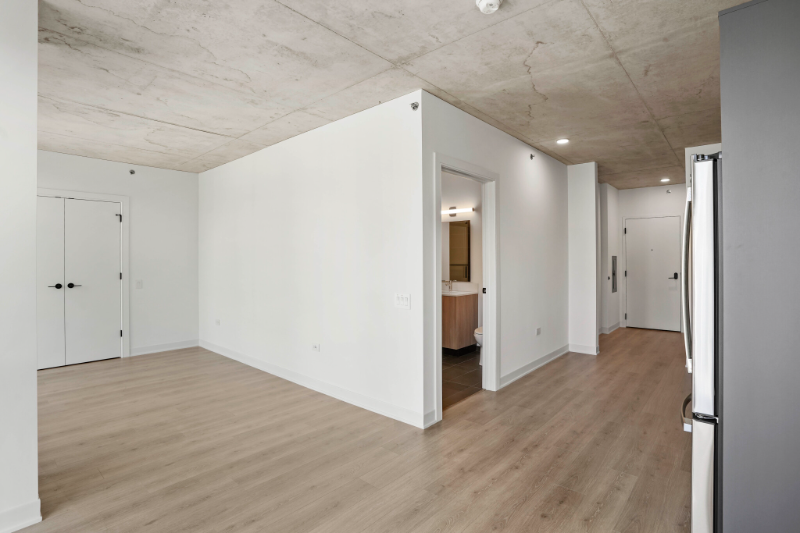 221 W Polk St - Photo 5 of 16